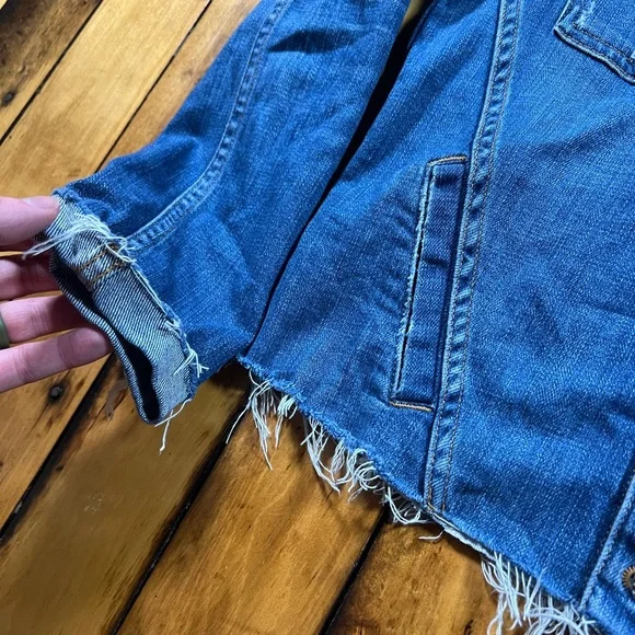 L’AGENCE Women’s Medium Denim Jacket Trucker Raw Hem Button Front Designer Blue - Picture 4 of 12